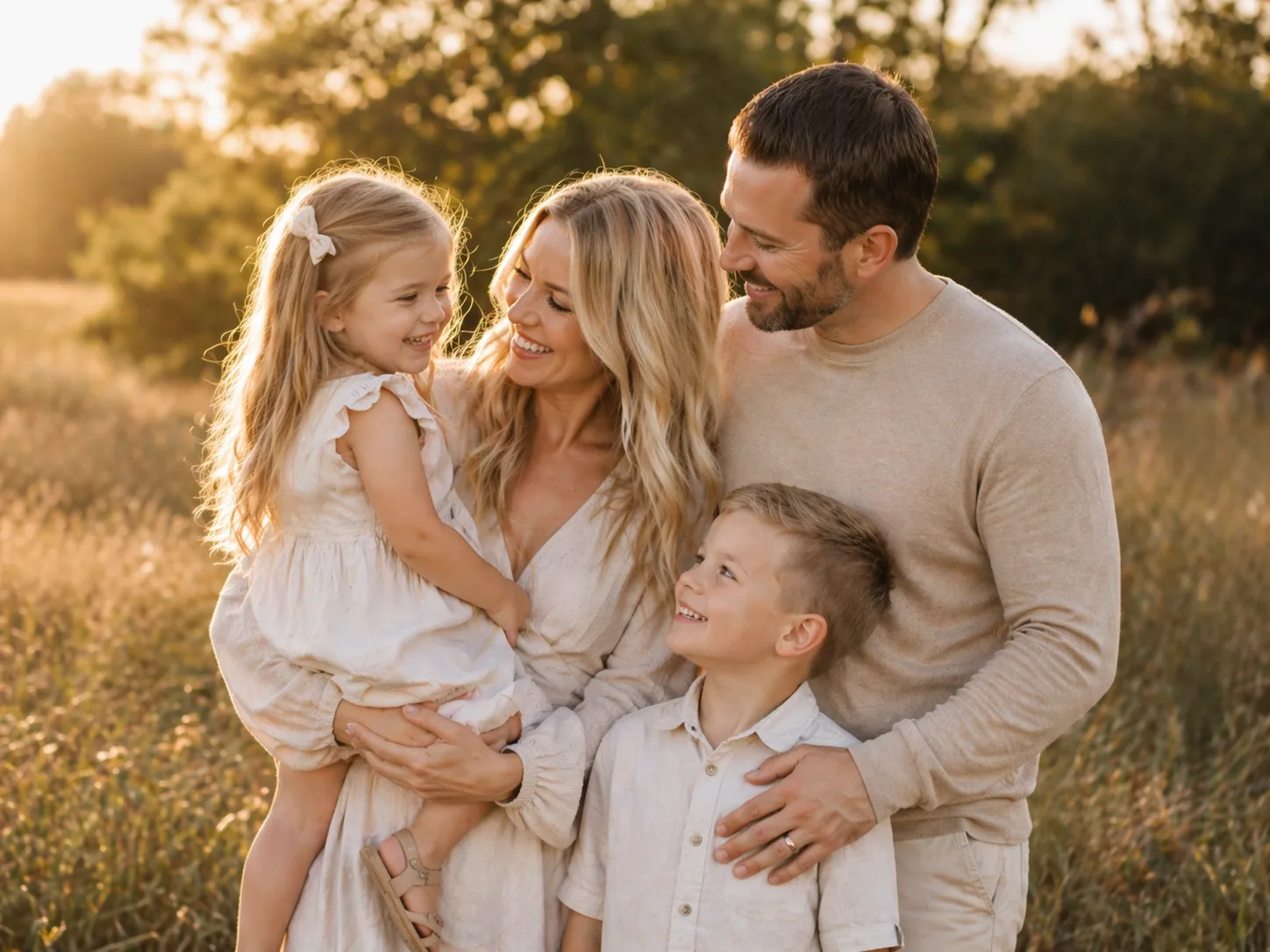 Geschwisterportrait im warmen Gegenlicht – natürliche Familienfotografie