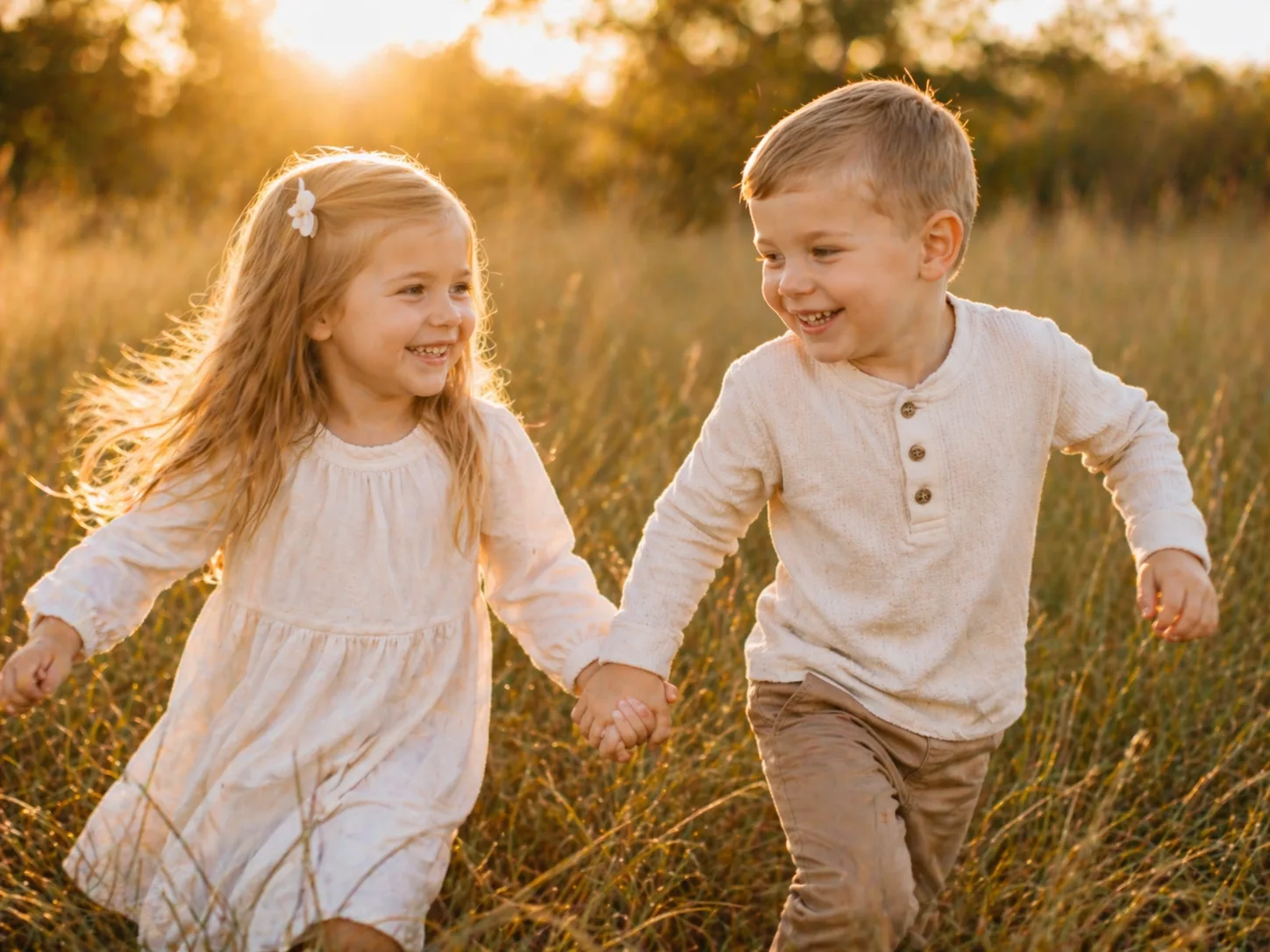 Familienportrait im warmen Sommerabendlicht in Niederösterreich